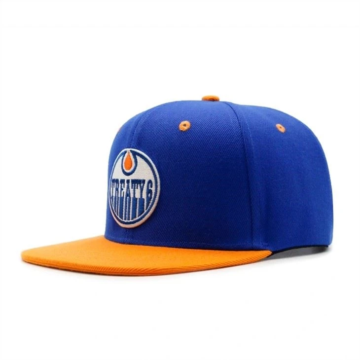 anpassad snapback justerbar keps med broderilapp